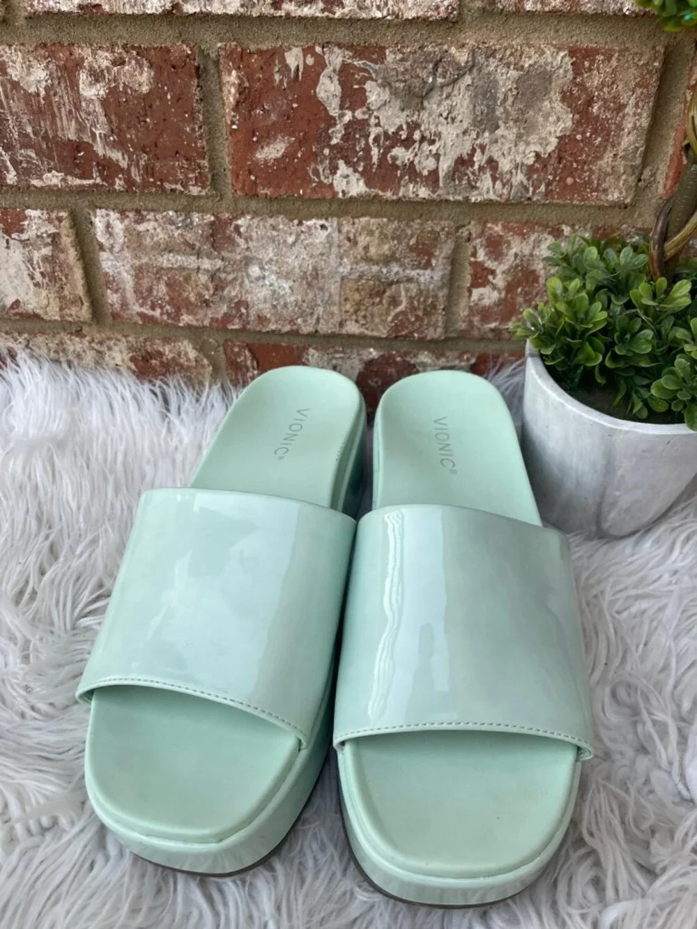 Vionic Trista Flatform Slide sandals, with glossy mint green finish Size 8